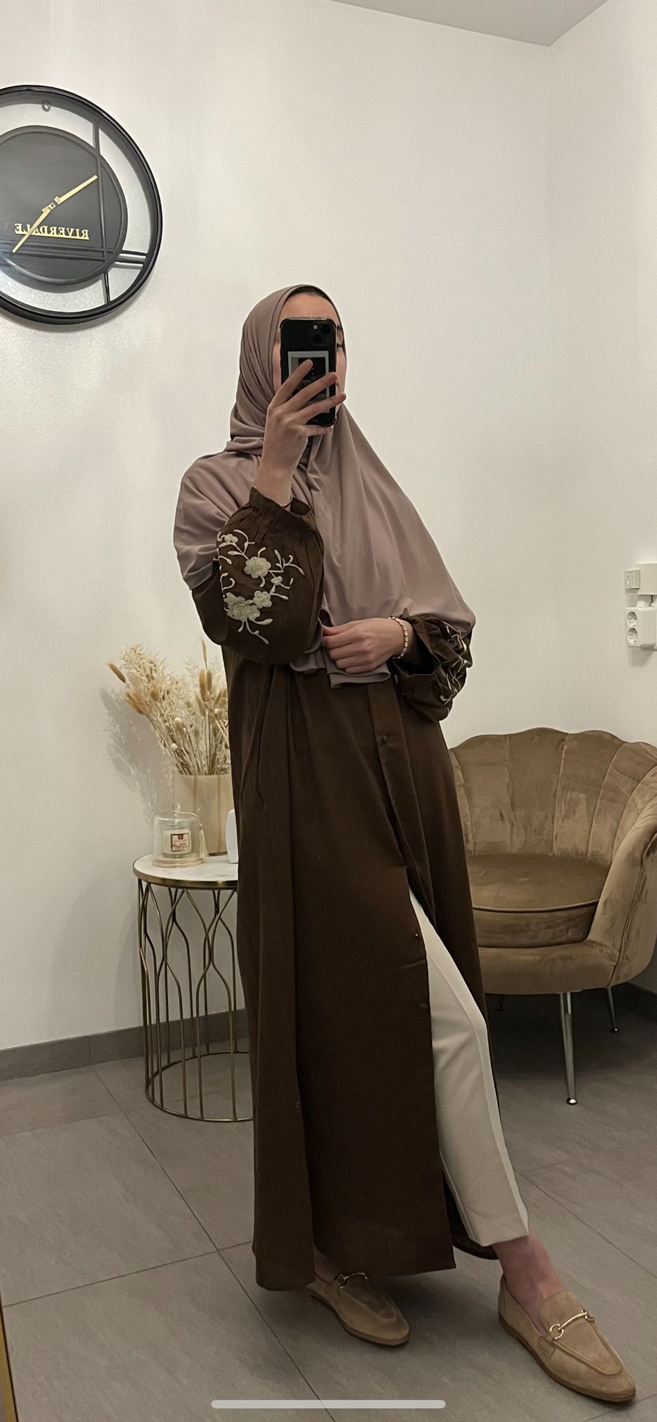 Bruine jurk borduursel mouwen