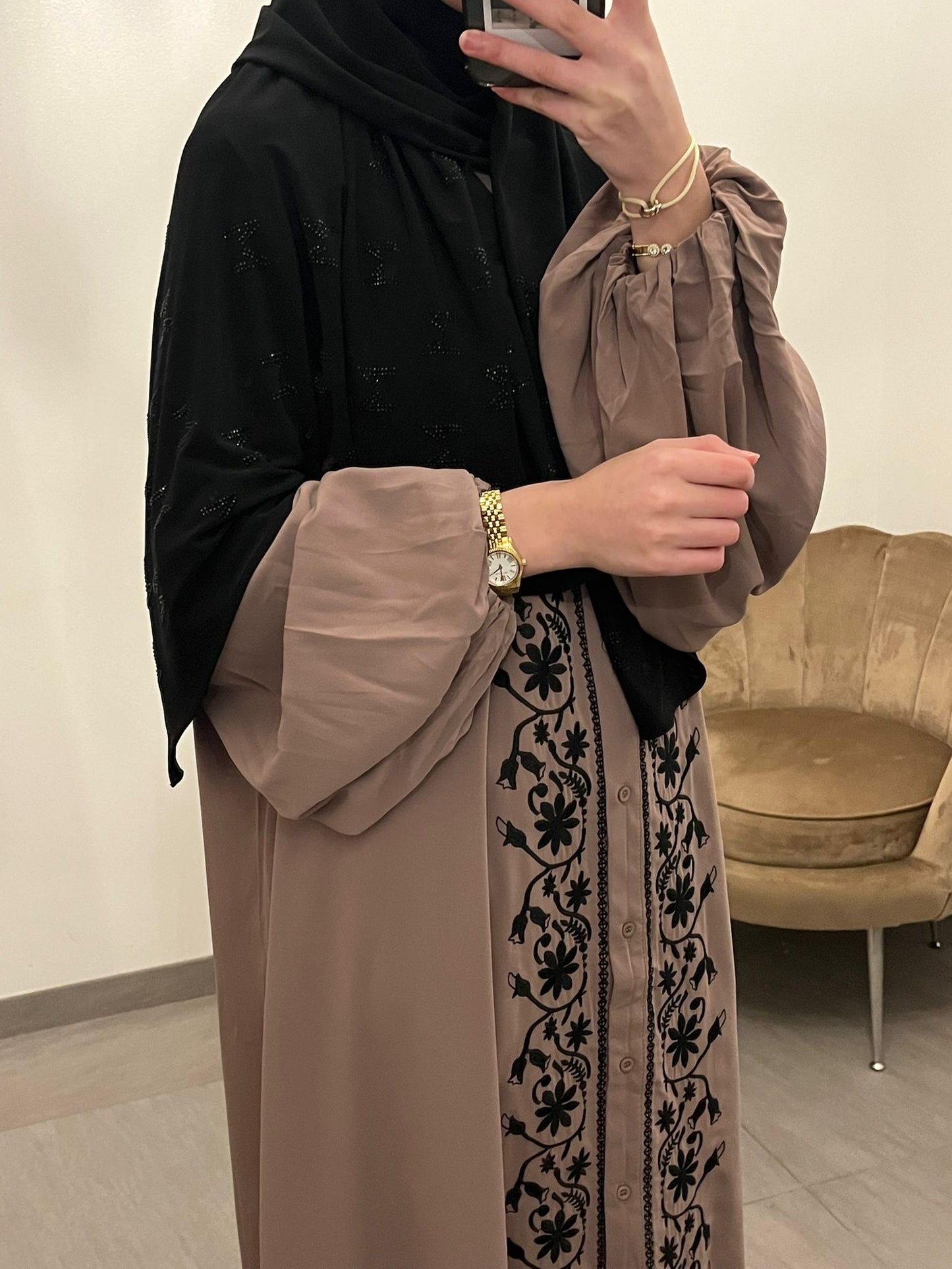 Jurk met zwarte borduursels