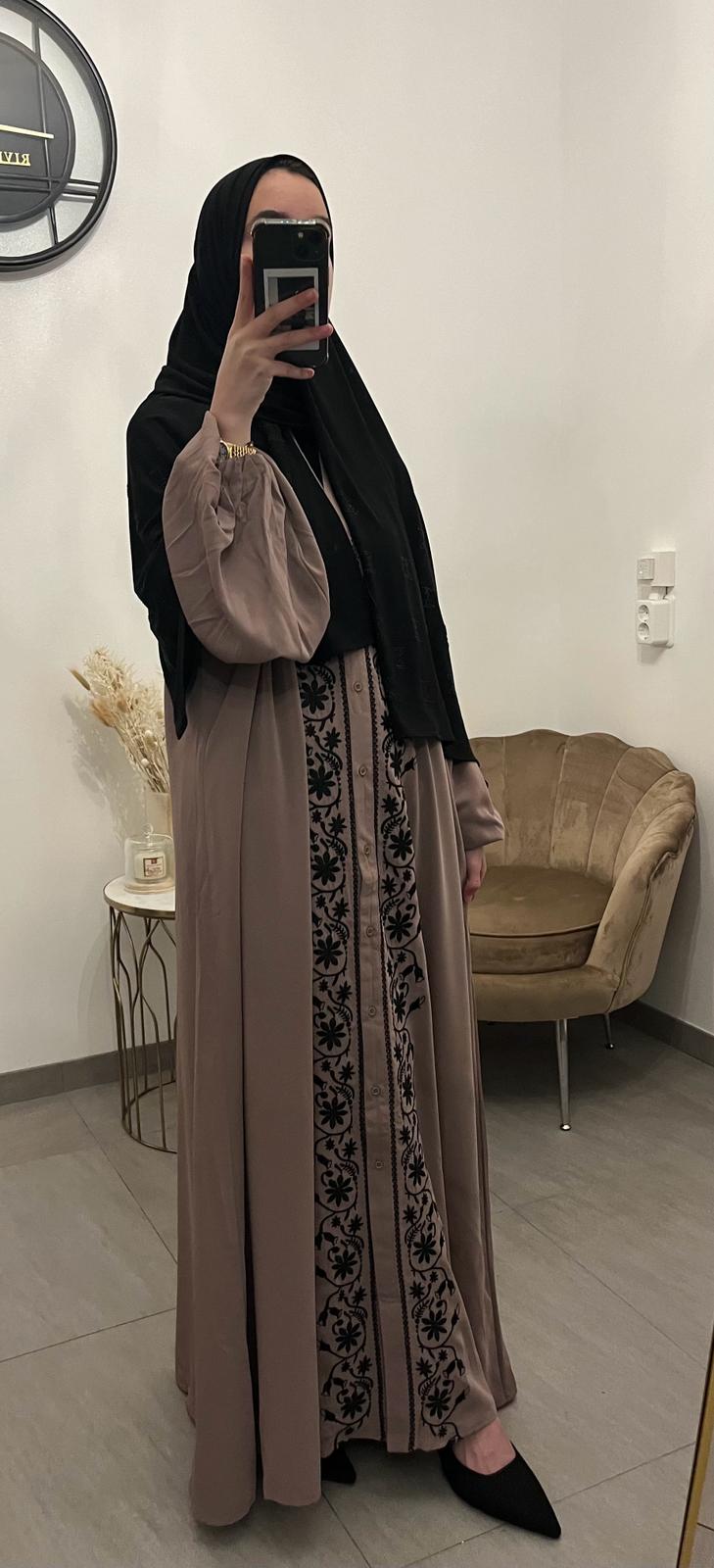 Jurk met zwarte borduursels