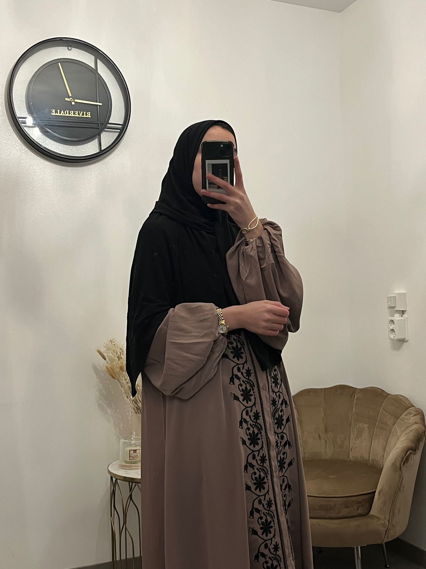 Jurk met zwarte borduursels