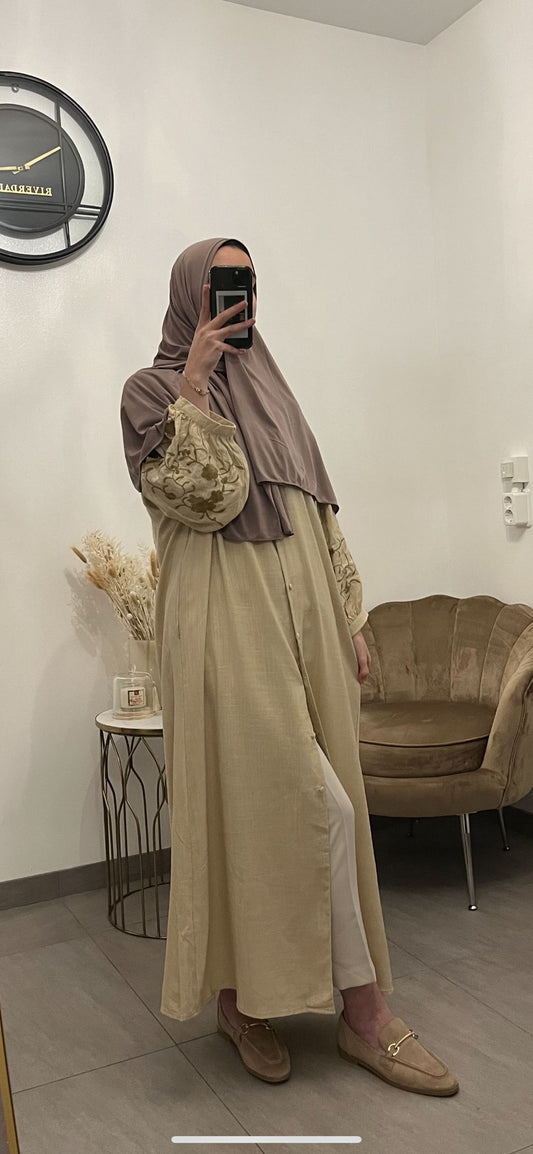 Beige jurk borduursel mouwen